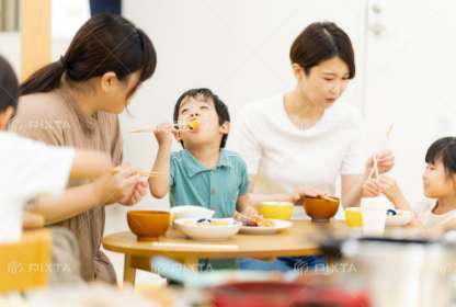 親子でご飯をたべている