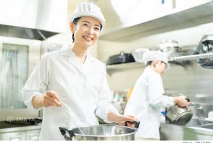 調理員が調理している