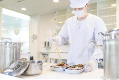 調理員が盛り付けている