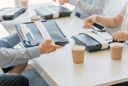 お弁当がテーブルに並んでいる